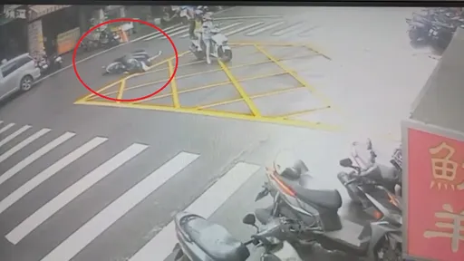 台中18歲女騎士路邊突起步 害21歲短褲妹慘摔