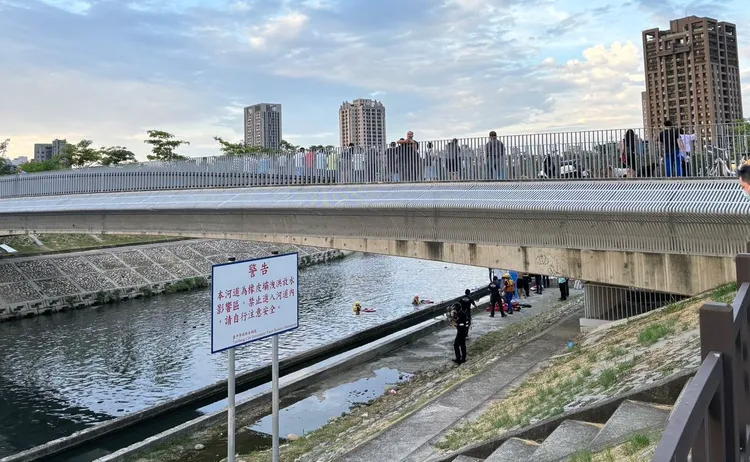 意外地點設有「禁止進入河道」的警告牌。民眾提供