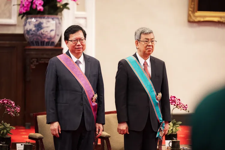 行政院長陳建仁（右）、行政院副院長鄭文燦（左）也獲頒勳章。總統府提供