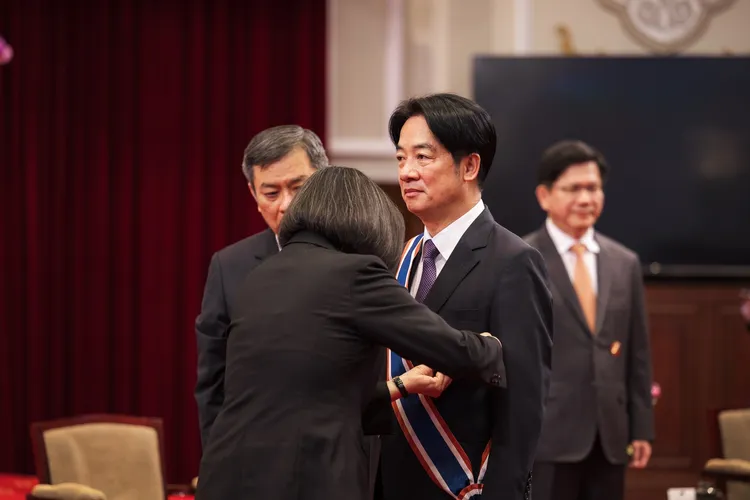 蔡英文為賴清德戴上勳章。總統府提供