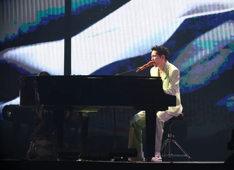 蕭敬騰開場深情彈唱。彭欣偉攝