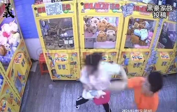 橘衣男連續打了馬尾女4個耳光。翻攝畫面