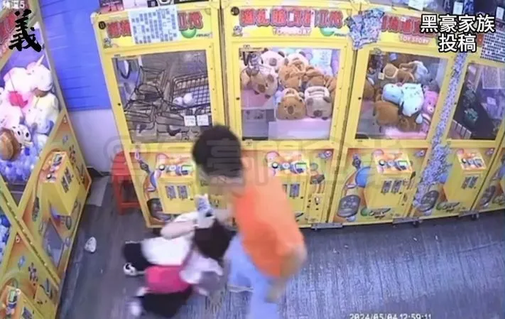橘衣男最後還拉著被害人的馬尾，拖出店外。翻攝畫面