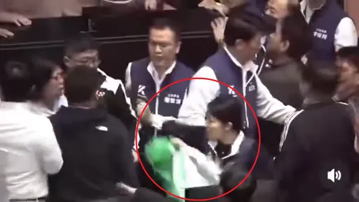 徐巧芯太狠!竟拿這條「勒王美惠脖子」 黃捷:想在立院殺人?