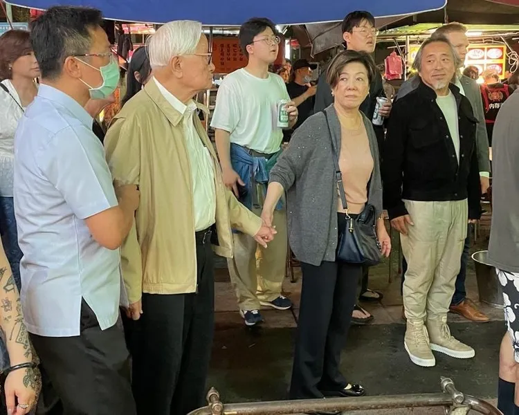 台積電創辦人張忠謀（左二）夫婦手牽手，和建築師姚仁喜逛寧夏夜市，白人保鑣隨時警戒。讀者提供
