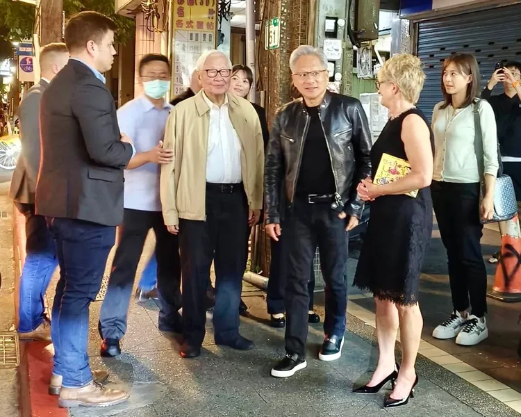 「AI教父」黃仁勳及張忠謀夫婦各自帶著保鑣隨行逛寧夏夜市。讀者提供
