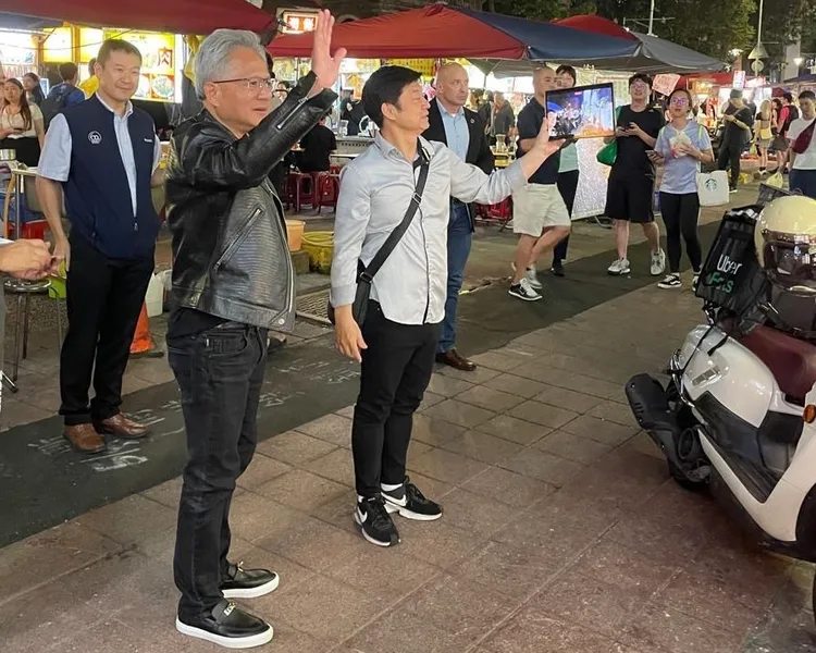 「AI教父」黃仁勳（左）親切向民眾揮手致意，光頭保鑣注意四周狀況。讀者提供