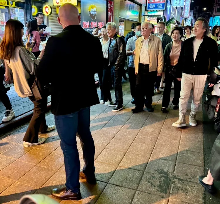 黃仁勳和張忠謀夫婦、建築師姚仁喜逛寧夏夜市，光頭保鑣走在最前面戒備。特勤中心攝