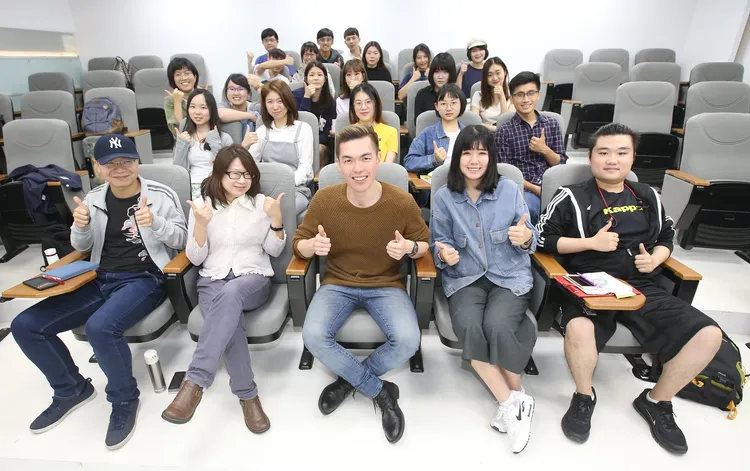 林辰峰回到母校與老師合影。文化大學提供