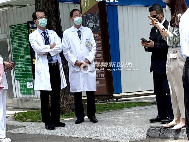 北榮副院長王署君（左起）、核子醫學部主任彭南靖與馬英九基金會執行長蕭旭岑等待馬英九座車。特勤中心攝