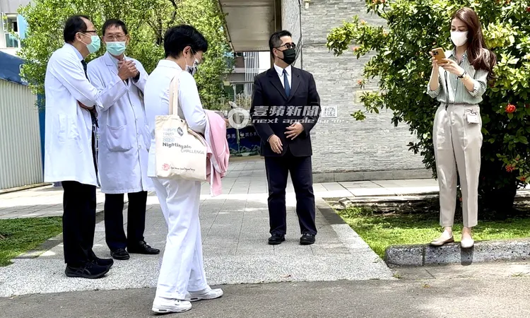 北榮副院長王署君（左起）、核子醫學部主任彭南靖及馬辦主任蕭旭岑列隊等馬英九抵達。特勤中心攝