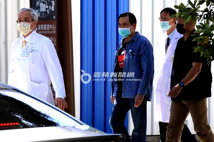 馬前總統（中）在北榮院長陳威明及核醫部主任彭南靖陪同下步出正子磁振中心。特勤中心攝