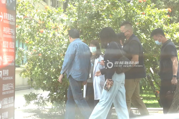 前總統馬英九（左起）與神經醫學兼失智治療研究中心主任傅中玲邊走邊聊。特勤中心攝