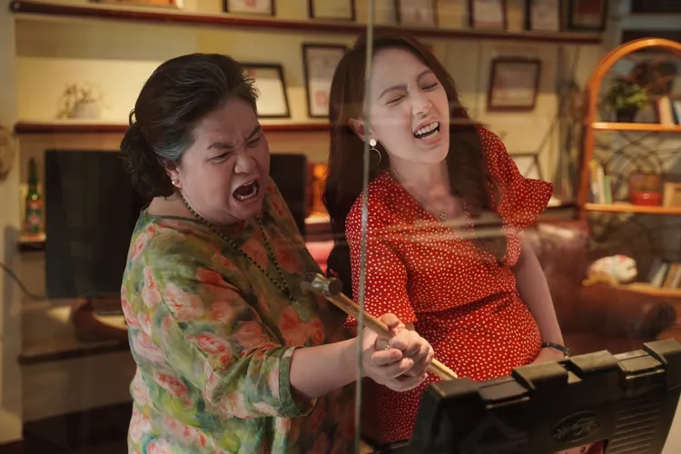 第2季「大美」挺孕肚較少露奶，左為鍾欣凌。公視提供