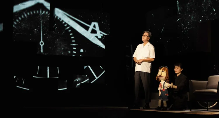 操偶師邱米溱、孫老毛與王偉忠同台演出舞台劇，活靈活現，是《謝謝大家收看》的開心果。金星文創提供