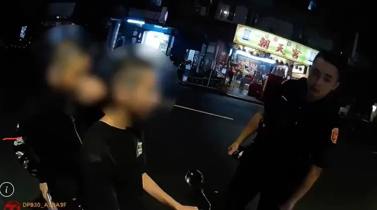 兩名謝姓少年無照雙載未戴安全帽，遭警方攔查開單。翻攝畫面
