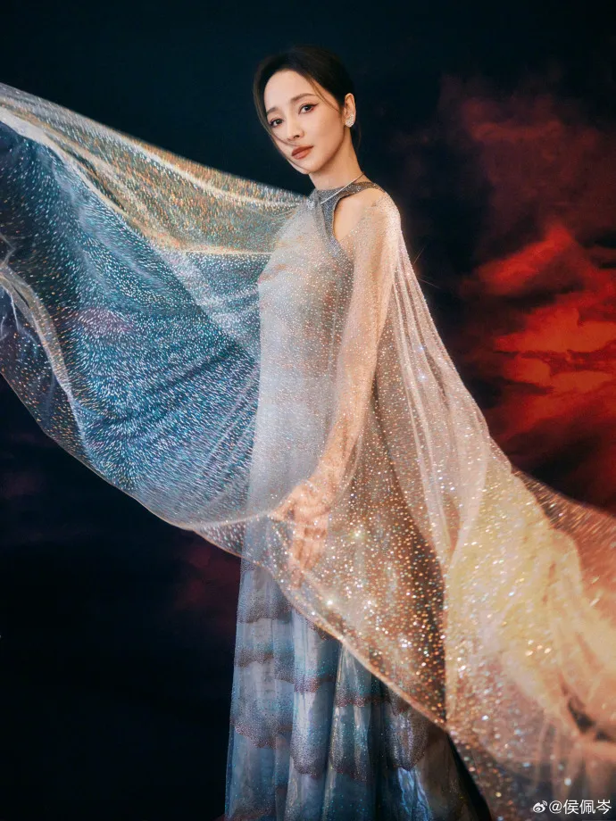侯佩岑另一套禮服。翻攝侯佩岑微博