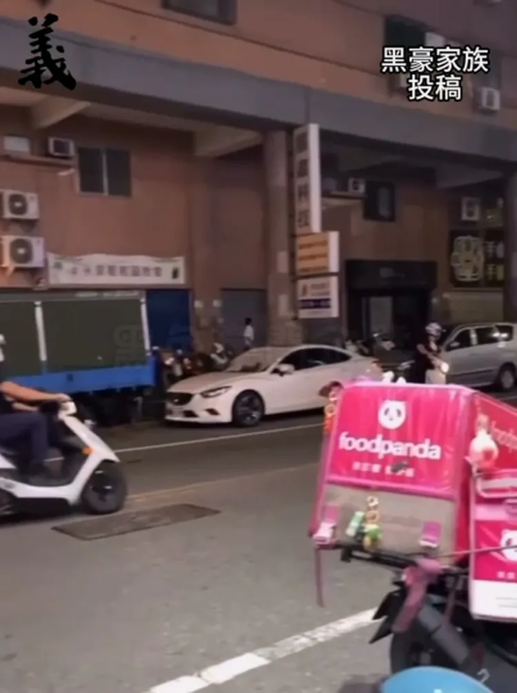 警察騎機車圍捕失聯移工。翻攝黑色豪門企業