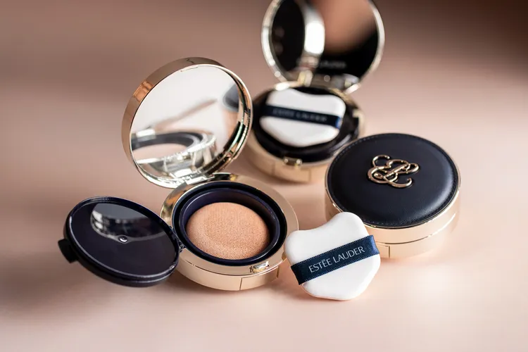 雅詩蘭黛全新粉持久天生美肌氣墊粉餅篩網與粉撲都經過精心設計。品牌提供