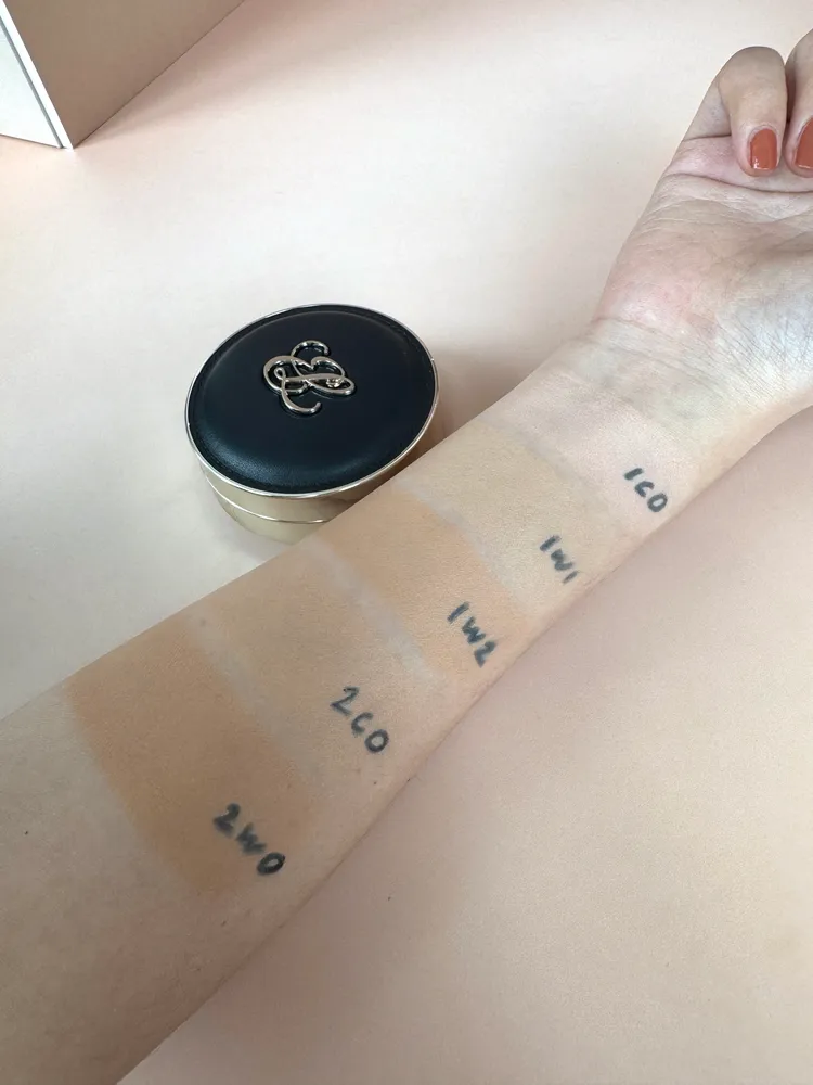 雅詩蘭黛全新粉持久天生美肌氣墊粉餅，擁有柔焦霧面妝感。張家玲攝