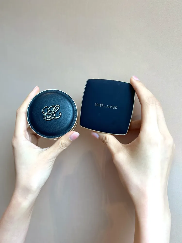 雅詩蘭黛全新粉持久天生美肌氣墊粉餅（左），與4月上市的粉持久完美鎖妝氣墊粉餅。張家玲攝