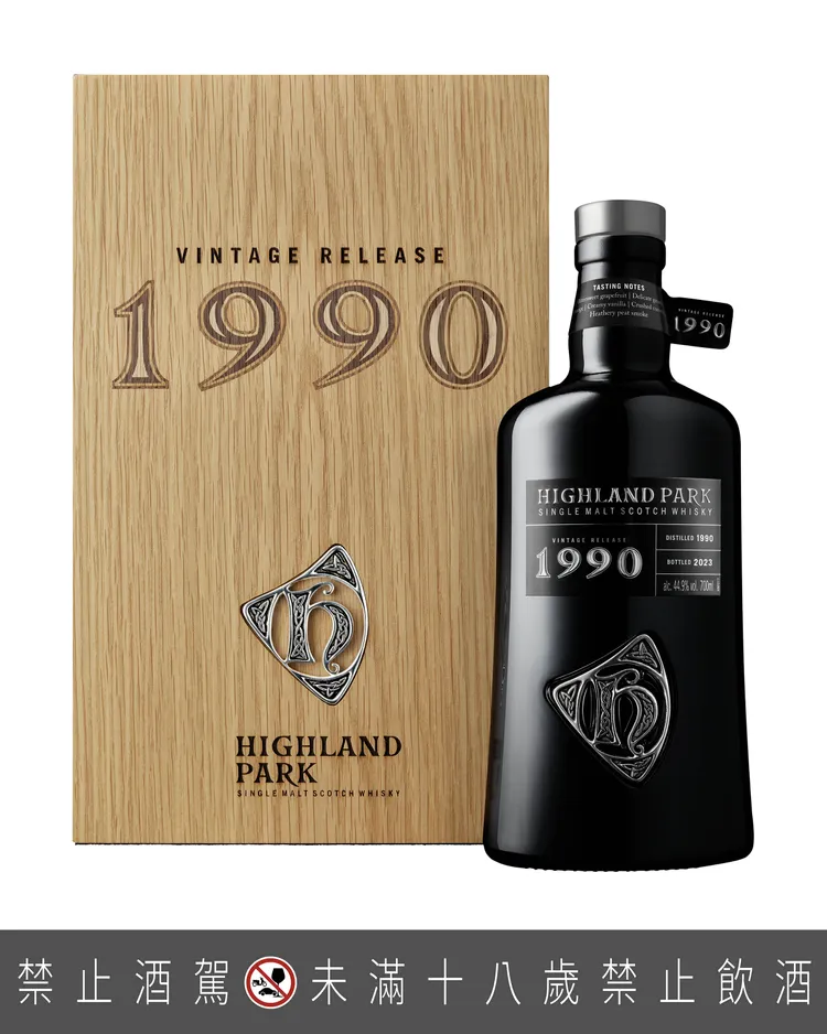 高原騎士Vintage 1990凝聚金黃琥珀酒色，清新花香與溫潤果香於口中綻放，石楠花蜜香與煙燻味於鼻腔中蔓延。業者提供