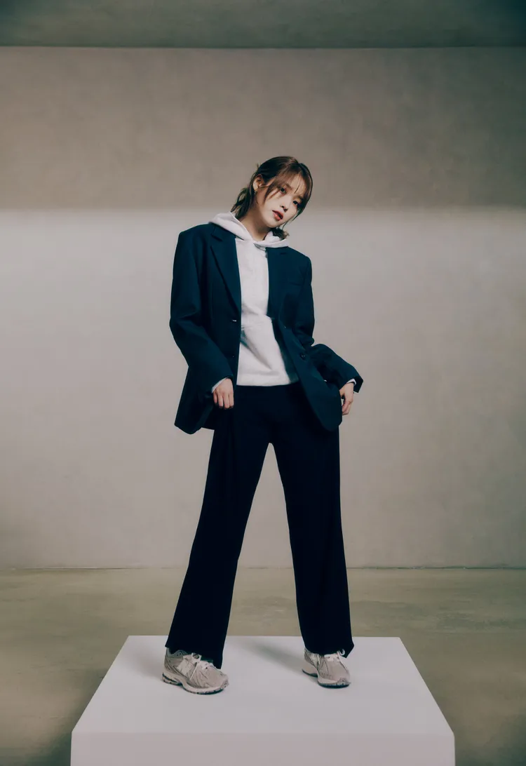 IU穿著Grey Days限定1906R鞋款。品牌提供