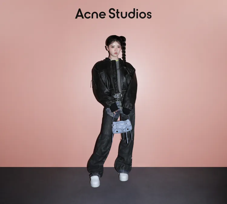 MOKA的水藍色Multipocket包成為視覺亮點。品牌提供