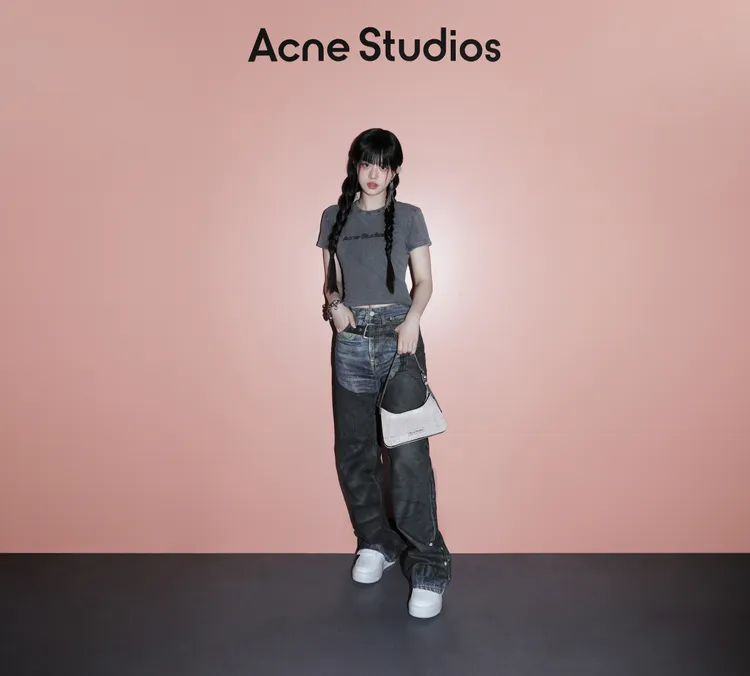 MINJU搭配Platt迷你肩包。品牌提供