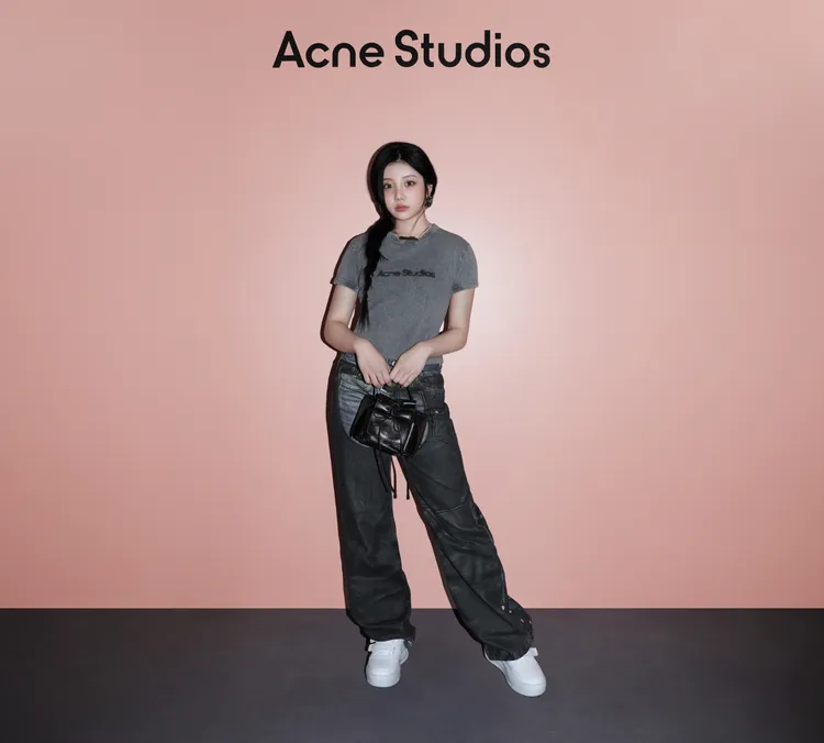 WONHEE搭配黑色Multipocket包。品牌提供