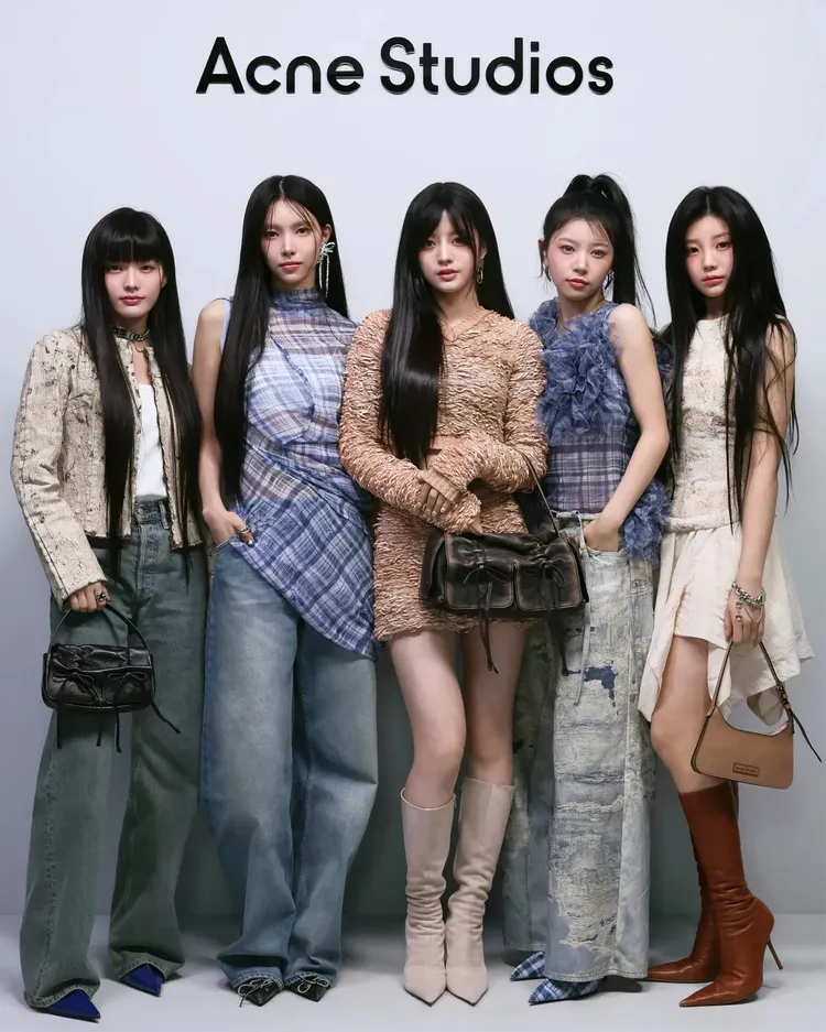 ILLIT出席Acne Studios巴黎時裝周。品牌提供