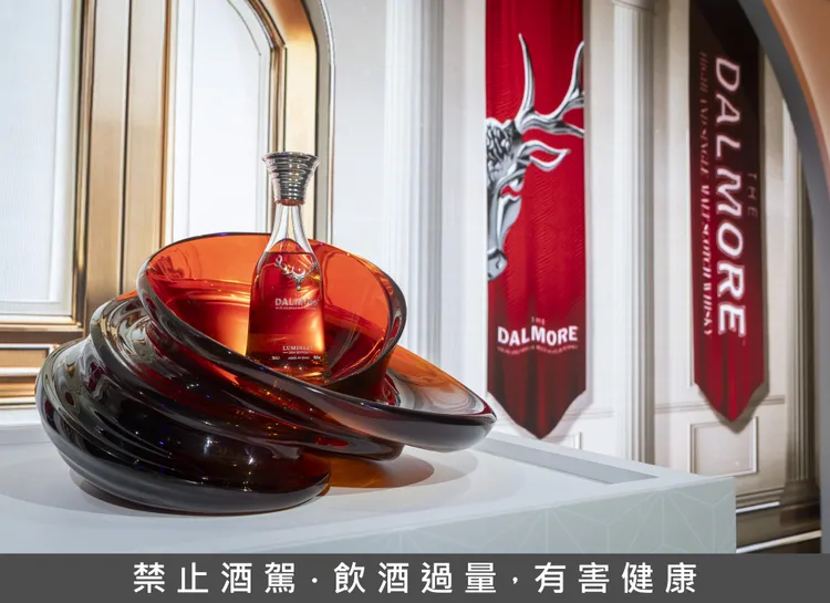 「大摩雙擘築光藝境」現場揭示世上僅有三瓶「大摩築光大師系列 No.2 珍稀49年單一麥芽蘇格蘭威士忌」。圖／尚格酒業提供