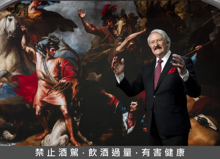 大摩傳奇釀酒師Richard Paterson，解說收藏在蘇格蘭國家畫廊中的《雄鹿之死》畫作，紀錄1263年大摩傳奇故事起源，麥肯錫家族首領英勇拯救國王的事蹟，獲得國王亞歷山大三世授予「12叉鹿角的鹿首」之皇室徽章。圖／尚格酒業提供