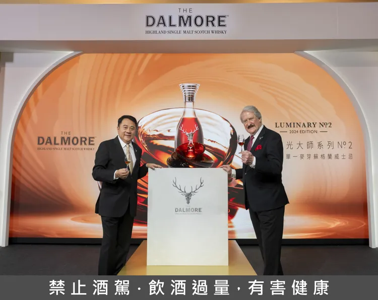 大摩蘇格蘭威士忌台灣獨家代理商「尚格酒業」董事長奚大寧(左)與大摩傳奇釀酒師Richard Paterson(右)。圖／尚格酒業提供
