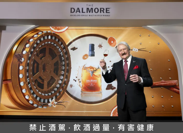 大摩傳奇釀酒師Richard Paterson引領賓客品酩「大摩璀璨18年單一麥芽蘇格蘭威士忌－2024 Edition-」的豐富層次風味。圖／尚格酒業提供