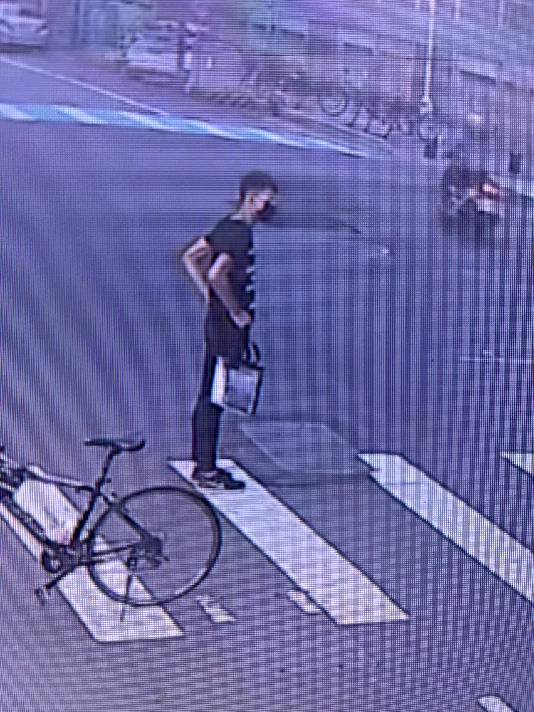 方青山出現在台中潭子街頭。讀者提供