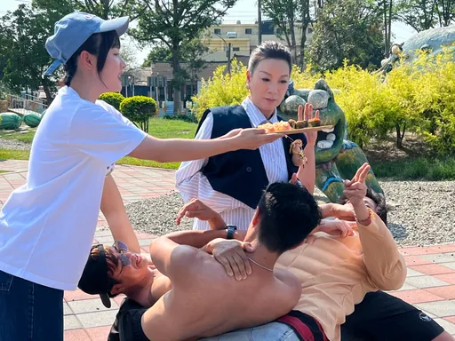 楊繡惠嗨玩「人體壽司」　猛男互疊下腰上演餵食秀