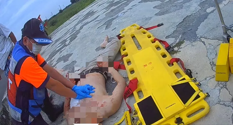 持刀男子自殘後已無氣息，送醫仍不治。讀者提供