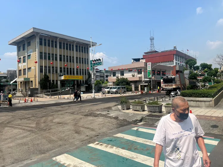 區段有區公所、仁武國小、公托中心等設施，讓許多長者與小孩走在危險道路上。葉家銘攝