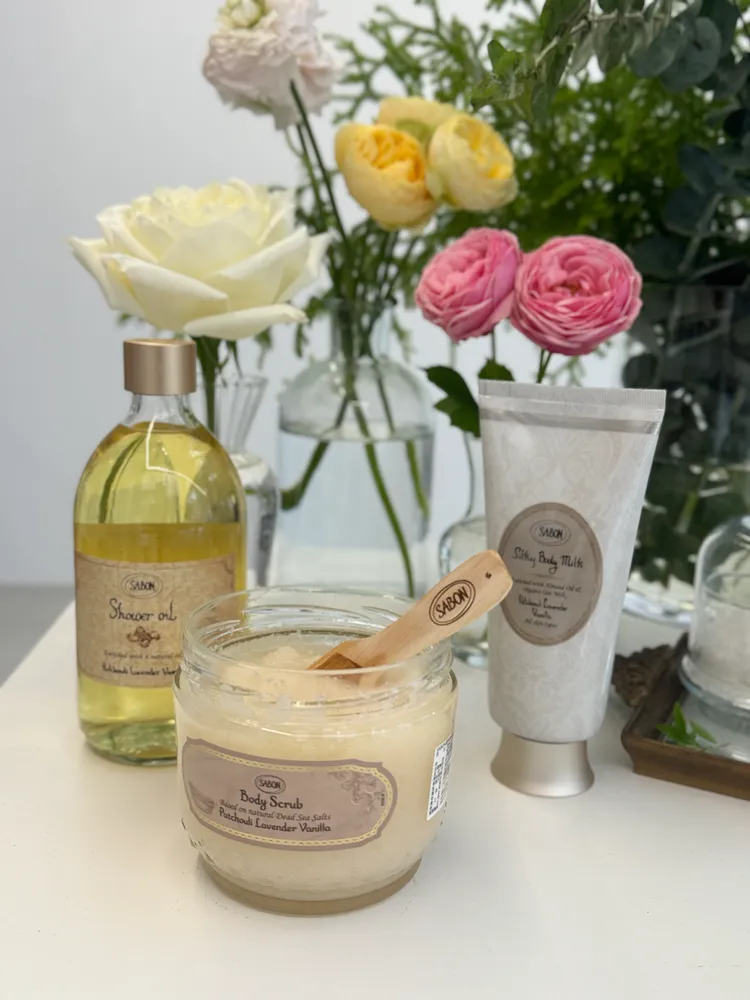 SABON全新升級身體磨砂膏，添加了全新獨家配方「複合分子結構死海鹽x天然有機淬煉植物油」。張家玲攝