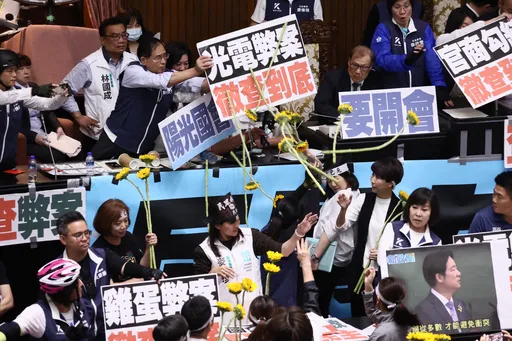 遭綠委砸太陽花＋輪番狂罵　黃國昌：民進黨墮落的速度讓人不敢恭維