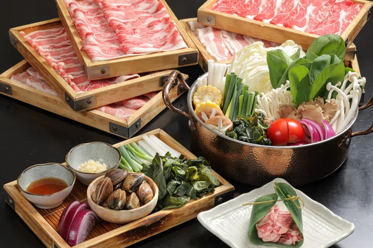 礁溪晶泉丰旅三燔礁溪推出「韓式海帶F1日本國產牛鍋物放題」，選用韓國苑島全羅南道特級海帶，與鮮美蛤蜊燉煮出濃郁美味湯底，搭配F1頂級國產牛組成極致饗宴，每位1280元起。業者提供