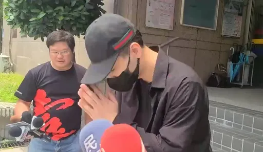 Mr.R涉犯2罪現身警局!兩度鞠躬道歉「本意是好的 會繼續發錢」