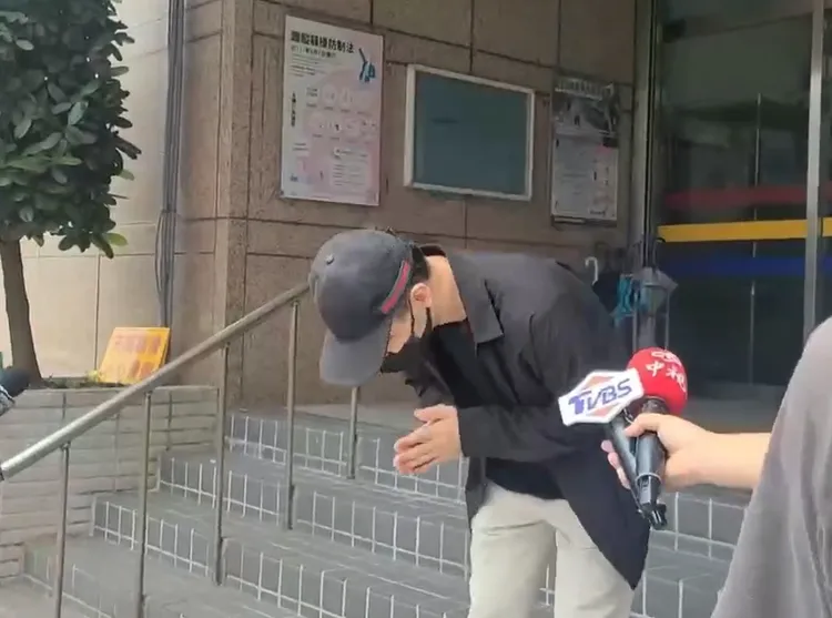 R哥鞠躬道歉。民眾提供