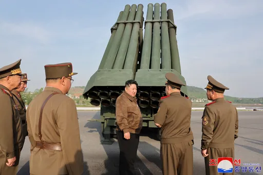 北韓領導人金正恩監督新型多管火箭發射器的最新測試