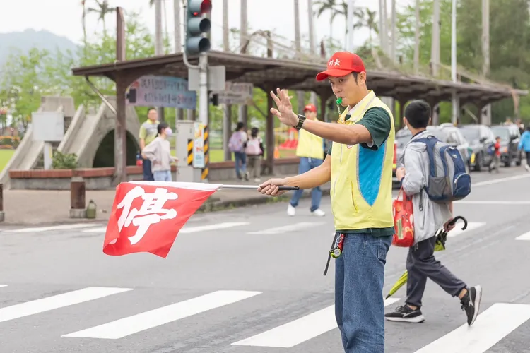 姚元浩體驗導護工作，備感責任重大。八大提供