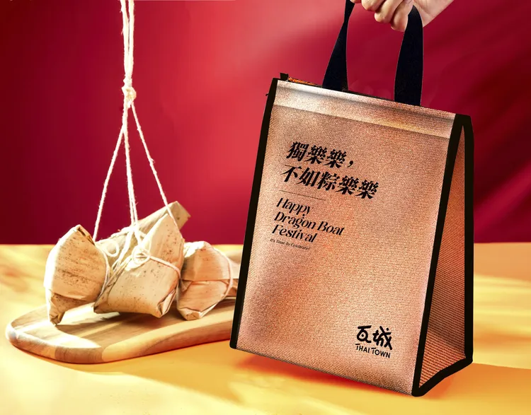 若選擇餐廳門市取貨，瓦城集團將提供時尚造型保冷袋，不僅可延長保冷，還能當作購物袋重複使用。業者提供