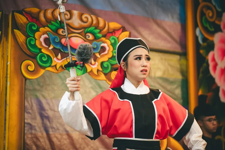 鄭茵聲演旗軍時，卻拿手機直播，遭母親陳亞蘭責備。公視台語台、華視提供)