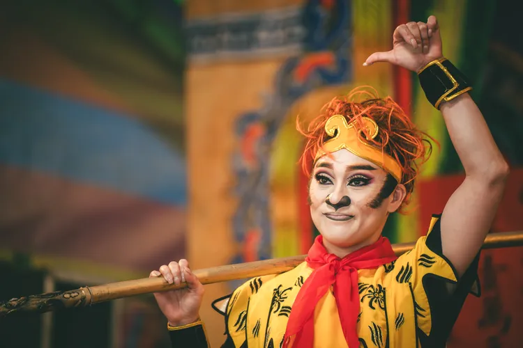 何佩芸跳槽到另一戲班，與寶銀社歌劇團打對台。公視台語台、華視提供