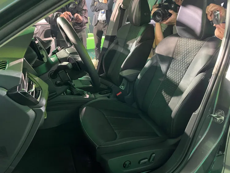 本次Scala全面升級為黑色Suedia真皮混搭座椅，搭配橘色滾邊車縫線設計，乘坐體感及視覺質感雙重升級。林浩昇攝